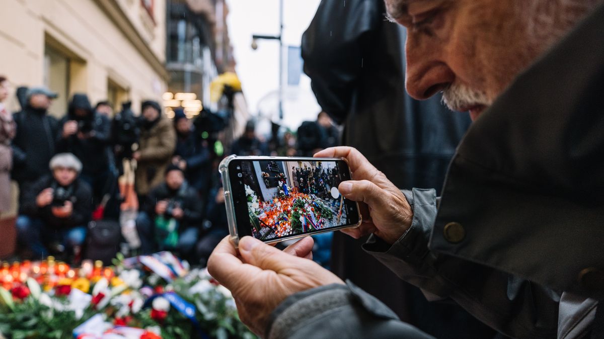 Fotoreportáž: Politické špičky na Národní třídě. Dostává se jim nadávek i potlesku